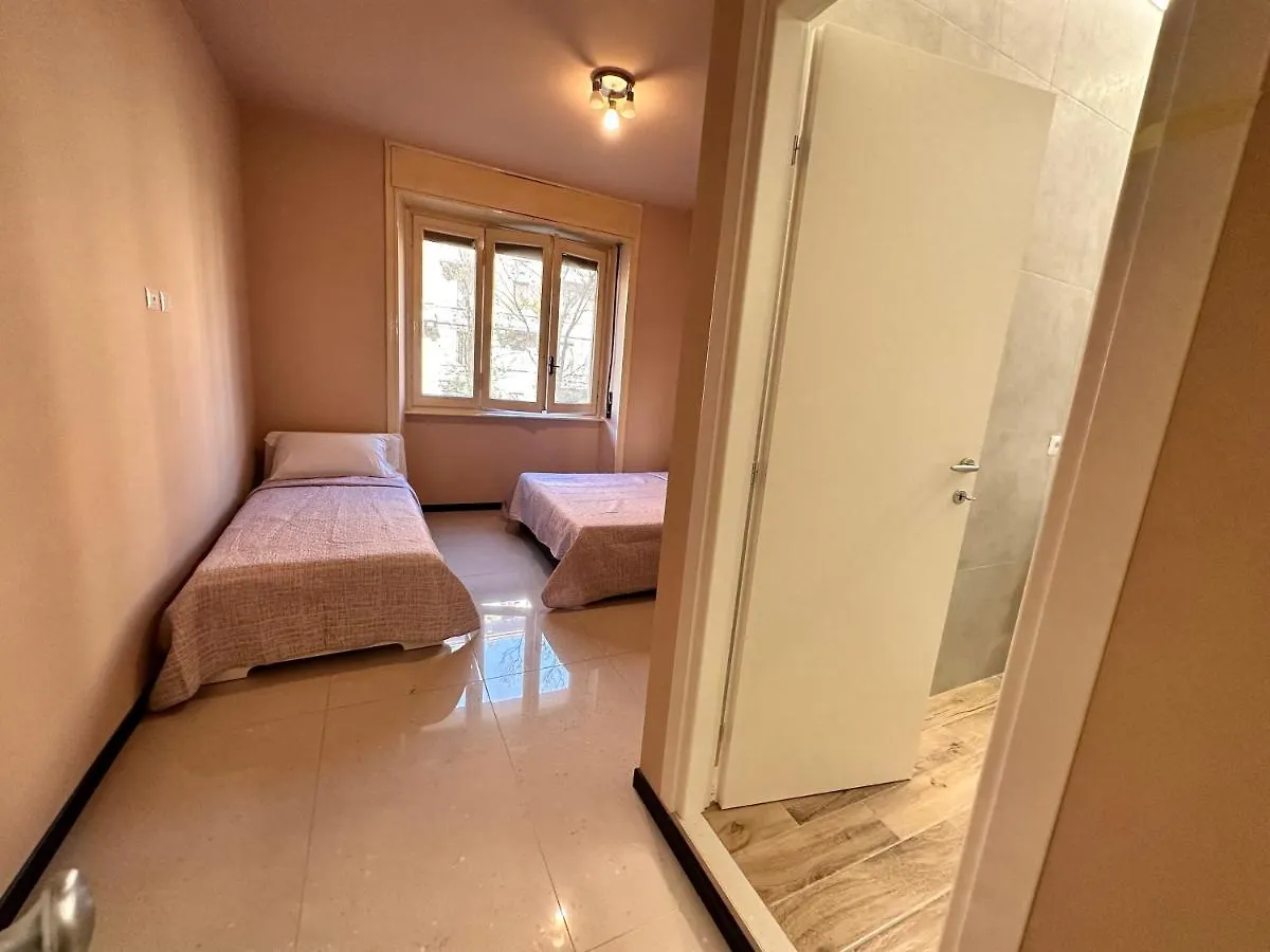 Giramondo Apartment Centrale 밀라노 0*,  이탈리아