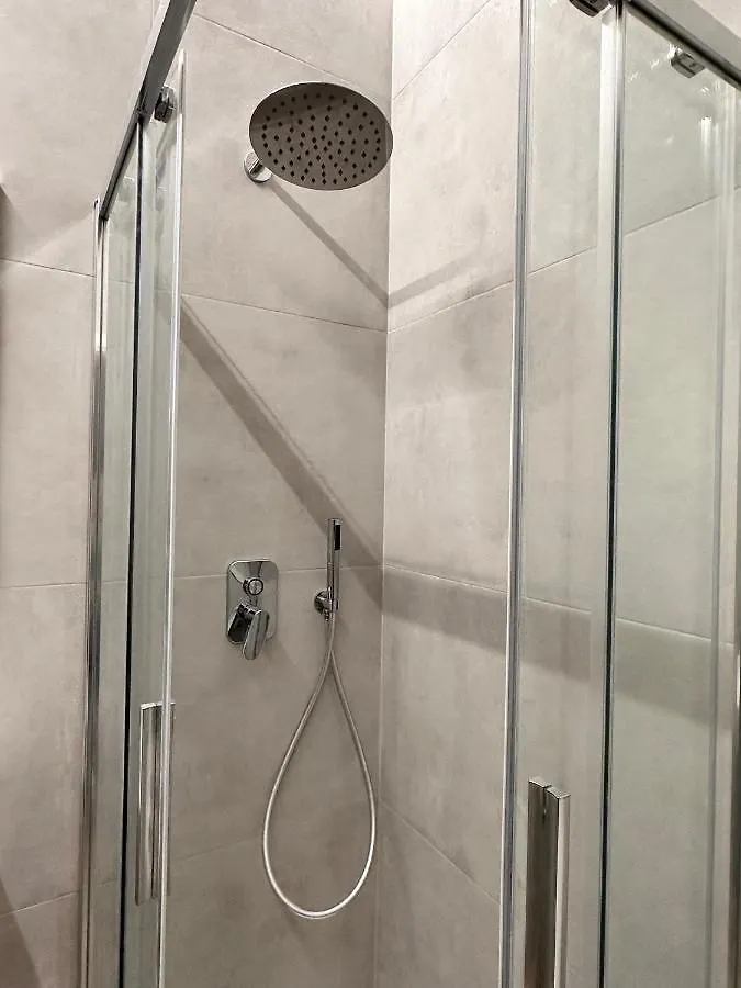 Giramondo Apartment Centrale 밀라노 0*,  이탈리아